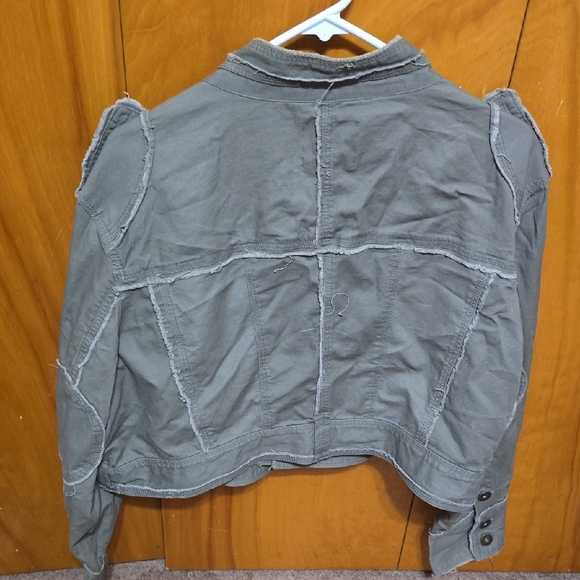 Miss Lili Green Utility Jacket with Cropped Length and Collared Neckline - Picture 4 of 10